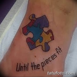 Татуировка на руке с изображением одного элемента пазла и надписью "Until the pieces fit". Использованы пастельные цвета: синий, красный, желтый.