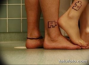 Фото парных тату на лодыжках с изображением элементов пазла, которые вместе образуют целое. Простой и элегантный дизайн.