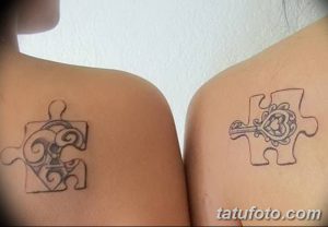 Фото парных тату-пазлов на плечах, выполненных в черном цвете с узорами. Оригинальные и стильные рисунки татуировок.