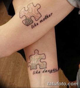 Фото парных тату-пазлов на руках матери и дочери с надписями "like mother" и "like daughter". Нежные и трогательные рисунки татуировок.