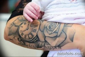 Черно-белое фото татуировки на предплечье с изображением карманных часов и розы. Реалистичный рисунок с надписью "miracles do happen".