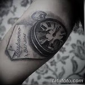 Фото тату карманных часов с надписью "Gasparino 1897-2015" на руке. Черно-серый рисунок татуировки в стиле реализм.
