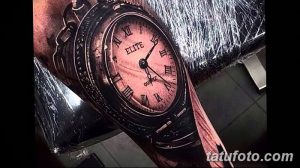 Фото тату: яркое изображение карманных часов с розовым циферблатом, выполненное на запястье.