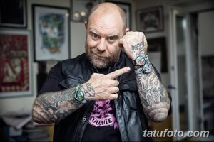 Фото мастера тату с множеством татуировок на руках и предплечьях. Профессионал в своей области демонстрирует свои работы.