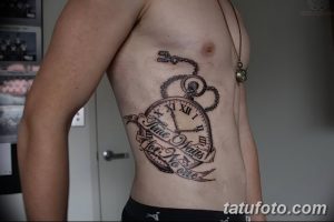 Фото тату карманных часов с цепью на мужском боку. Надпись 'Time Waits for No One' выполнена каллиграфическим шрифтом.