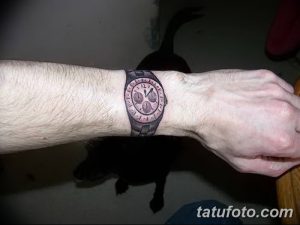 Фото минималистичной татуировки на запястье с изображением часов. Простой и лаконичный дизайн в черно-белом цвете.