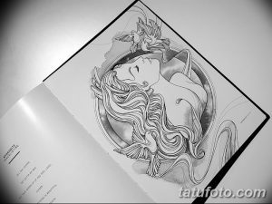 Эскиз татуировки с изображением обнаженной женщины, окруженной птицами и волнами, выполненный в графическом стиле. Идеально для любителей мифологии и искусства.