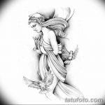 Черно-белый эскиз татуировки с изображением ангела, держащего голубя, с другими голубями, парящими вокруг.
