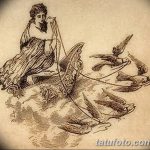 Старинный эскиз татуировки с изображением музы, играющей на лире, в окружении летящих птиц. Рисунок выполнен в сепии.