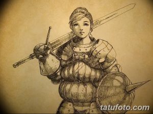 Фото тату с изображением девушки-воина в стальных доспехах, держащей меч и щит. Детализированный рисунок в стиле фэнтези.