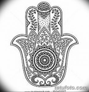 Черно-белый эскиз татуировки Хамса (Рука Фатимы) с детальной мандалой в центре ладони. Символ защиты и удачи.