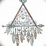 Эскиз татуировки, сочетающий в себе элементы ловца снов, стрел и треугольника. Выполнен в акварельной технике с использованием коричневых и серых оттенков.