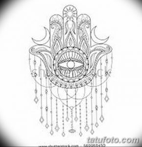Черно-белый эскиз татуировки с изображением руки Хамсы (Хамеш) с глазом в центре и сложным орнаментом. Рисунок украшен лунами и подвесками.