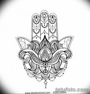 Черно-белое фото тату с изображением руки Фатимы (Хамасы) и цветка лотоса, выполненное в детальной графике. Идеально для плеча или спины.