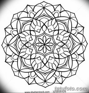 Фото тату: геометрическая мандала, выполненная в технике blackwork, с использованием четких линий и фигур. Эскиз татуировки для любителей геометрии.