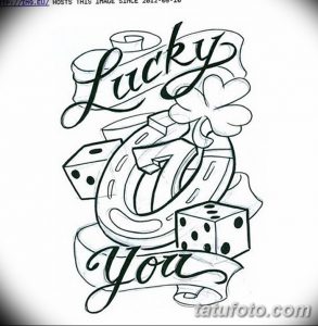 Черно-белый эскиз татуировки с надписью "Lucky You", костями, игральными кубиками, клевером и подковой. Подходит для предплечья.