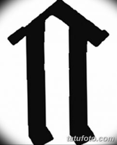 Черно-белое фото тату руны Альгиз, выполненной в строгом геометрическом стиле. Эскиз татуировки с древним символом, идеально подходит для запястья или пальца.