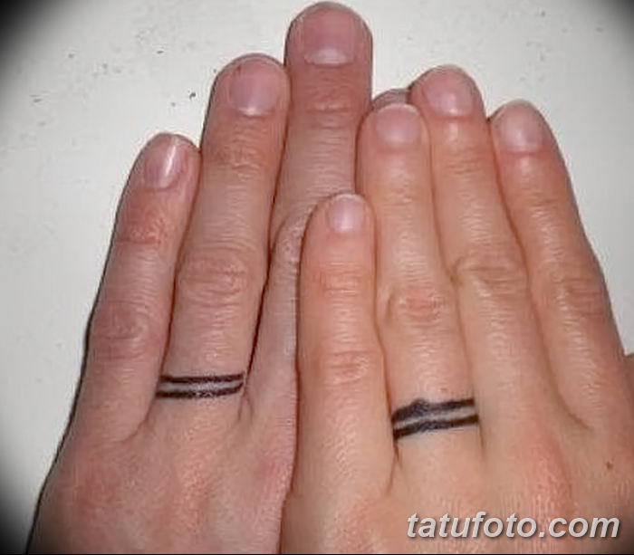 Почему палец черный от золотого кольца. Тату кольца. Тату кольца на пальцах. Тату в виде кольца на пальце. Кольцо на пальце славянские.