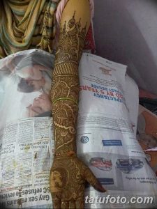 Фото тату хной на руке, с изображением изысканного восточного орнамента. Коричневые оттенки, детализированные узоры, традиционный стиль.