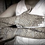 Фото тату хной на обеих руках, демонстрирующее сложный и детализированный узор. Традиционный восточный стиль, коричневые оттенки, узоры на ладонях и тыльной стороне.