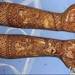 Фото тату хной на руках, демонстрирующее сложные восточные узоры, цветы и геометрические элементы, покрывающие всю поверхность кожи.