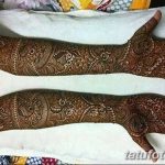 Фото тату хной на руках, сложные узоры с цветочными и геометрическими элементами, коричневые оттенки, традиционный стиль, украшение тела.