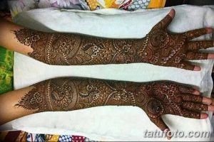 Фото тату хной на руках, сложные узоры с цветочными и геометрическими элементами, коричневые оттенки, традиционный стиль, украшение тела.