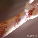 Фото тату хной на запястье, с цветочными и растительными узорами, выполненное в технике мехенди.