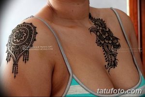 Фото тату мехенди на груди и плече, с акцентом на сложные кружевные узоры и детализацию. Идеально подходит для тех, кто ищет впечатляющие и оригинальные идеи для татуировки.