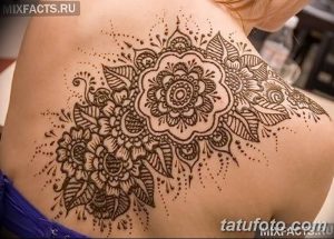 Фото мехенди: сложный узор в восточном стиле, выполненный хной на женской спине и плече. Детализированный рисунок татуировки хной.