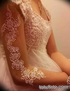 Фото белой тату в стиле мехенди на руке. Нежный и изысканный узор, выполненный в белом цвете.