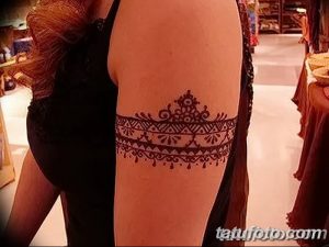 Фото тату в стиле мехенди на руке. Изящный восточный узор, выполненный в черном цвете.