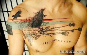Фото тату на груди: изображение ворона, сидящего на ветке чертополоха, с элементами старинных карт и римскими цифрами. Эскиз татуировки выполнен в смешанной технике.