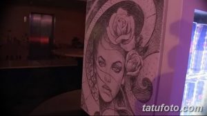 Фото тату: Эскиз татуировки на руке с изображением портрета девушки и роз. Черно-белый рисунок с детализированной проработкой.