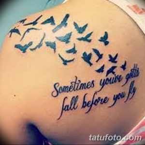 Фото тату на плече с изображением стаи голубых птиц и надписью 'Sometimes you gotta fall before you fly'. Изящный рисунок татуировки для девушек.