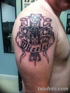 Фото тату в кельтском стиле на плече, с изображением узлов и надписью 'Wheeler'. Черно-белый рисунок татуировки.