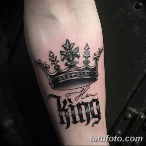 Фото тату: черно-серая татуировка с изображением короны и надписи 'Her King' на руке мужчины. Детализированная проработка короны и стильный шрифт надписи.