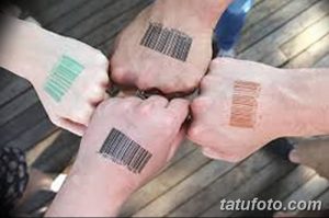 Фото тату: четыре стопы с татуировками в виде штрихкодов разных цветов - черного, зеленого, коричневого и серого. Оригинальный и минималистичный дизайн.