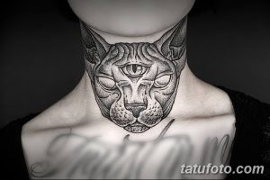 Фото тату на шее: черно-белая татуировка с изображением кота с тремя глазами. Мистический и загадочный рисунок татуировки.