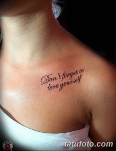 Фото минималистичной татуировки с надписью "Don't forget to love yourself" на ключице. Черный цвет, простой шрифт, лаконичный дизайн.