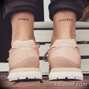 Фото тату: две лодыжки с татуировками надписей 'create' и 'yourself', выполненные простым шрифтом. Мотивирующий и вдохновляющий рисунок.