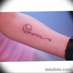 Фото тату: минималистичная татуировка на предплечье с надписью 'wanderlust', изображением луны и стрелки, символизирующая жажду путешествий.