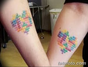 Фото парных тату: два сердца, сложенных из разноцветных блоков, на предплечьях. Яркий и оригинальный дизайн.