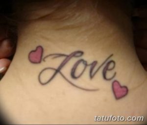 Фото тату: небольшая татуировка с надписью "Love" и двумя розовыми сердечками на задней части шеи. Нежный и романтичный рисунок татуировки.