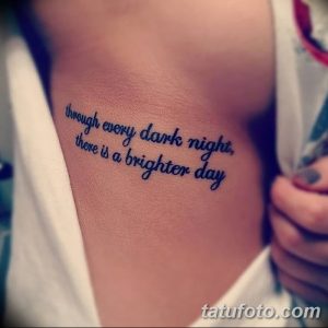 Черно-белая татуировка с вдохновляющей надписью "through every dark night, there is a brighter day" на предплечье, выполненная каллиграфическим шрифтом.