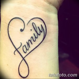 Фото тату с надписью "Family" в форме сердца на женском запястье. Минималистичный дизайн и элегантный шрифт символизируют любовь и преданность семье.