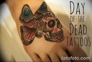Фото татуировки на лодыжке в стиле Day of the Dead с изображением черепа и бабочек. Яркие цвета, детализированный рисунок, мексиканская тематика.