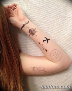 Фото тату: Небольшие татуировки на предплечье в стиле travel: компас, самолет, стрелка и карта мира. Идеальный эскиз тату для путешественников.
