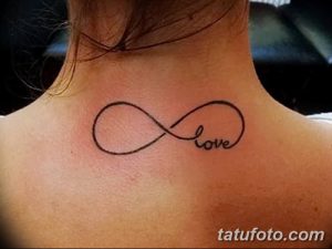 Фото тату бесконечности с надписью 'love' на задней части шеи. Минималистичный дизайн, черные линии, нежная татуировка для девушек.