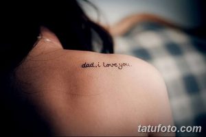 Фото тату с надписью «dad, i love you» на плече. Минималистичный шрифт, нежная кожа, трогательное послание для любимого отца.